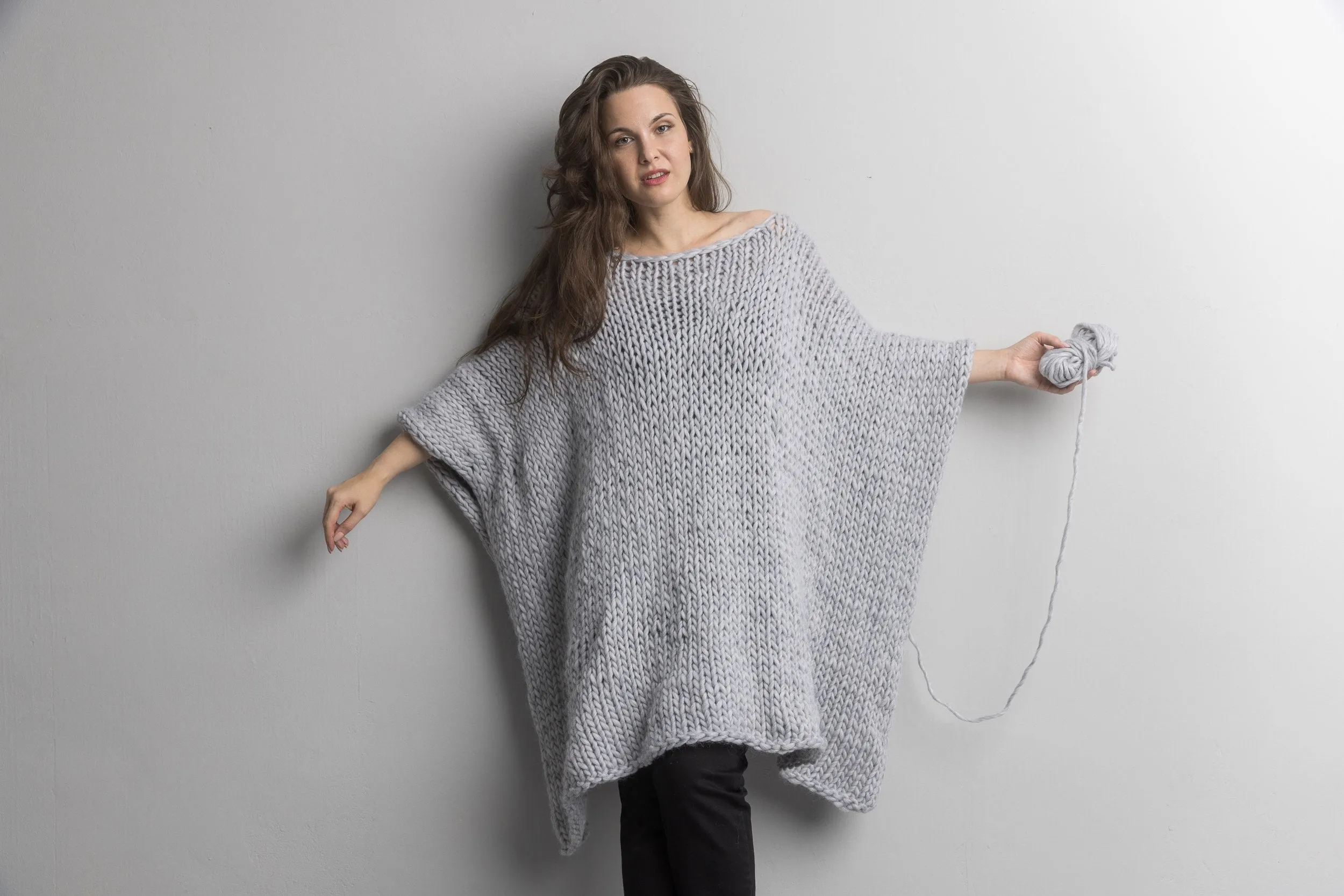 Knit Kit für einen coolen Poncho mit extra dicker Love Wool gestrickt