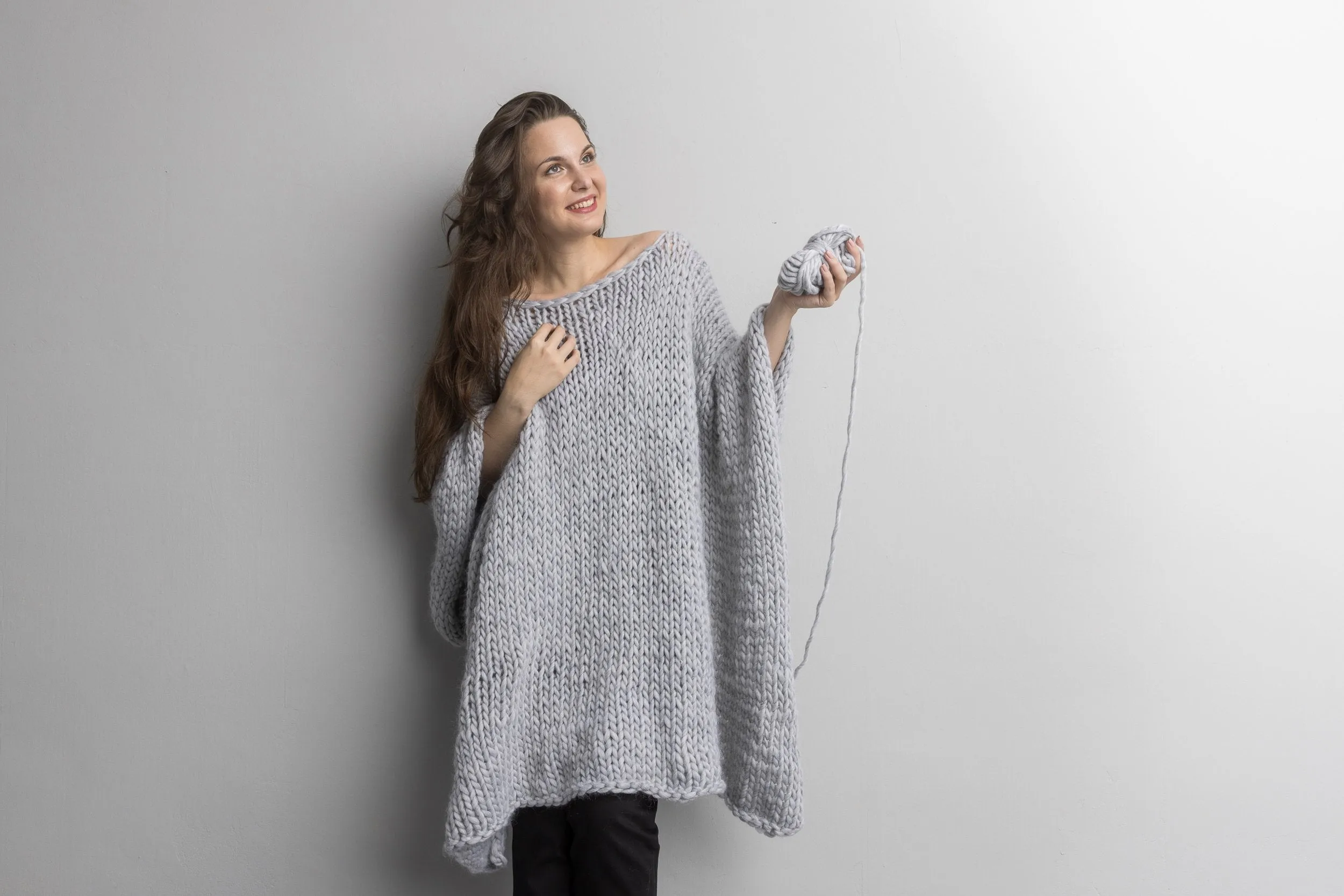 Knit Kit für einen coolen Poncho mit extra dicker Love Wool gestrickt